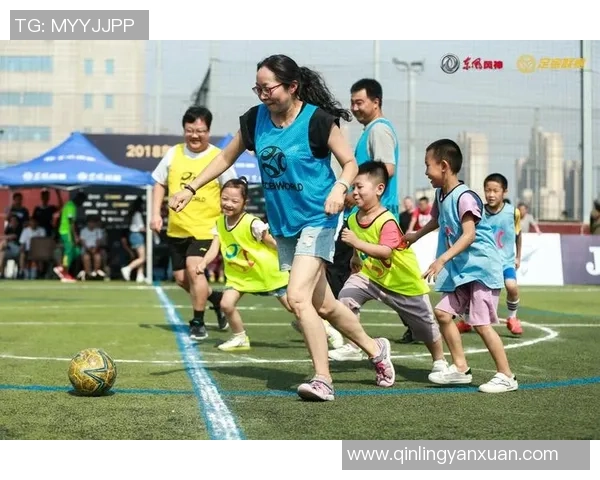 足球球星与萌娃互动温馨瞬间展现亲子情深与运动魅力